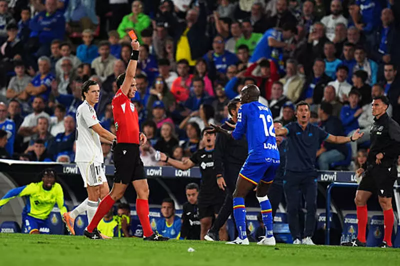 طرد آلان نيوم لاعب خيتافي أمام ريال مدريد